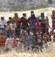 Sírios cruzando a fronteira para a Turquia, na cidade de Suruc. 26/06/2015  Foto: Murad Sezer / Reuters