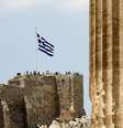 Bandeira da Grécia na Acrópole, em Atenas  Foto: Yannis Behrakis / Reuters