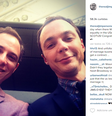 Jim Parsons (à dir), que interpreta Sheldon na série The Big Bang Theory, postou uma foto com o companheiro, Todd Spiewak, com a seguinte mensagem: "Para um dia aleatório quando não havia casamento igualitárionos Estados Unidos. Vai América! Vai Scotus! Parabéns a todos nós"  Foto: @Jim Parson/Instagram / Divulgação
