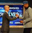 Karl-Anthony Towns cumprimenta comissário Adam Silver após ser draftado  Foto: Elsa / Getty Images
