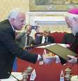 Dom Paul Richard Gallagher (à direita) e ministro das Relações Exteriores palestino, Riyad al-Malki, selam acordo no Vaticano, em 26 de junho  Foto: Reuters