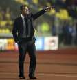 Dunga orienta jogadores da beira do gramado  Foto: Juan Mabromata / AFP