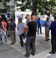 Gregos fazem fila para retirar dinheiro em caixas eletrônicos  Foto: Getty Images/ AFP