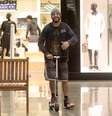 Belo é flagrado passeando de patinete em shopping do Rio de Janeiro, na noite desta sexta-feira (26)  Foto: Wallace Barbosa  / AgNews