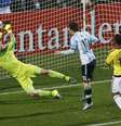 Ospina opera um milagre após cabeçada de Messi  Foto: Rodrigo Garrido / Reuters