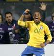 Robinho vibra ao abrir placar contra o Paraguai  Foto: Carlos Garcia Rawlins / Reuters