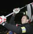 Rogério Ceni balança a bandeira do São Paulo após vitória sobre o Liverpool em 2005  Foto: Koichi Kamoshida / Getty Images