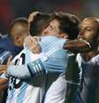 Tevez e Messi, suspostos desafetos, se abraçam após vitória nos pênaltis sobre a Colômbia  Foto: Marcos Brindicci / Reuters