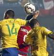 Thiago Silva tocou com a mão dentro da área brasileira; pênalti claro  Foto: Mariana Bazo / Reuters