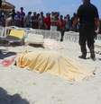 Corpos ficaram espalhados pela praia após atirador abrir fogo em Sousse  Foto: Reuters