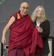 Dalai Lama ganha homenagem no festival Glastonbury, durante show da cantora Pati Smith  Foto: Hannah McKay / EFE 