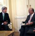 Secretário de Estado norte-americano, John Kerry (esquerda), conversa com o diretor-geral da Agência Internacional de Energia Atômica (AIEA), Yukiya Amano, durante reunião em Viena, na Áustria, nesta segunda-feira. 29/06/2015  Foto: Carlos Barria / Reuters