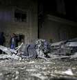 Policiais inspecionam local de explosão de carro-bomba em Sanaa, capital do Iêmen, nesta segunda-feira. 29/06/2015  Foto: Khaled Abdullah / Reuters