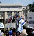 Manifestantes pró-Israel protestam em frente à sede da ONU em Genebra após apresentação de relatório de investigadores independentes sobre o conflito de 2014 em Gaza. 29/06/2015  Foto: Pierre Albouy / Reuters