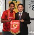 Paulinho exibe a camisa do Guangzhou Evergrande, sua nova equipe  Foto: Guangzhou Evergrande / Reprodução