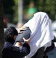 Homem suspeito de realizar ataque a usina de gás na França é levado pela polícia  Foto: Emmanuel Foudrot / Reuters