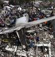 Forças de segurança examinando os destroços da aeronave C-130 Hercules, na cidade de Medan, na Indonésia.    30/06/2015  Foto: Roni Bintang / Reuters