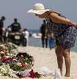 Turista lê mensagens deixadas num memorial na praia perto do hotel Imperial Marhaba, alvo do ataque de um atirador, em Sousse, na Tunísia. 29/06/2015  Foto: Zohra Bensemra / Reuters