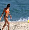Atriz da novela 'Violetta' e amigos curtem praia no Rio de Janeiro  Foto: Gabriel Reis  / AgNews