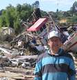 Jorge Sepúlveda, na sua cidade natal, Dichato, horas após o terremoto e tsunami devastarem o local. Lembranças guardadas no "baú eletrônico" que voltaram à tona com a Copa América  Foto: Jorge Sepúlveda / Arquivo Pessoal