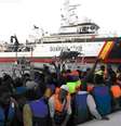 Fotografia fornecida pela Guarda Civil em 30 de junho, responsável pelo resgate, em sete dias,  de 917 imigrantes que estavam à deriva em águas italianas sul da ilha Lampedusa  Foto: Efe