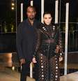 Kanye e Kin  Foto: Ao lado de Kim Kardashian, Kanye West usa o tênis em evento de gala / Getty Images 