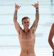 Justin Bieber aparece sem camisa e com marcas no corpo em praia de Sydney, na Austrália, nesta segunda-feira (29)  Foto: The Grosby Group