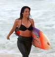 Danielle Suzuki surfa na praia da Macumba, no Rio de Janeiro, na manhã desta sexta-feira (3)  Foto: Dilson Silva / AgNews