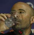 Calma, Sampaoli, toma água para ficar mais tranquilo  Foto: Kiko Huesca / EFE