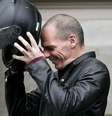 Atitude e visual "rebelde" de Varoufakis cativaram até a mídia alemã, uma das principais críticas da Grécia  Foto:  Reuters