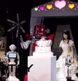 A noiva chamada Yukirin é uma espécie de versão androide da cantora do grupo pop AKB48, Yuki Kashiwagi. Já o noivo é chamado Frois  Foto: Youtube / Reprodução