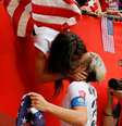 Wambach beija Sarah Huffman, sua esposa, após a conquistas do Mundial  Foto: Kevin C. Cox / Getty Images