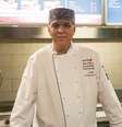 Chef canadense Abdel Belkaldi passou mais de um mês no Brasil aprendendo como cozinhar feijão, farofa e outras comidas brasileiras  Foto: Eduardo Palacio / Terra