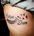“Carpe diem” (“Aproveite o momento”), expressão em latim de um poema de Horácio  Foto: @celebritytattooartist/Instagram / Reprodução