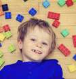 Os brinquedos costumam estimular a criatividade das crianças, mas também servem para os adultos  Foto: iStock