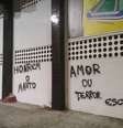 Torcida não perdoou e pichou os muros da Vila depois do tropeço em Goiânia  Foto: Klaus Richmond / K.R.C.DE MELO & CIA. LTDA – ME