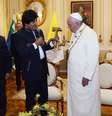 Evo Morales presenteou o papa com crucifixo com foice e martelo  Foto: EFE