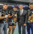 Virginio exibe a medalha ao lado de sua equipe e do presidente Myron Molotky  Foto: Fusion Photography / Divulgação
