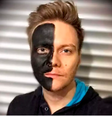 Michel Teló posta foto com metade do rosto pintado de preto, nesta quinta-feira (9)   Foto: @micheltelo / Instagram/Reprodução