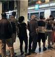 Filas na Grécia, com pessoas interessadas em sacar dinheiro nos bancos  Foto: EPA