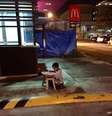 Daniel Cabrera ficou famoso nas Filipinas depois de ser "flagrado" estudando na calçada  Foto: Reprodução / BBC News Brasil