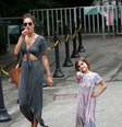 Alessandra Ambrosio, que está no Rio para gravar novas cenas de ‘Verdades Secretas’, saiu com sua filha para passear e escolheu look despojado comprido,  um vestido longo tipo envelope com top cropped.  Modelo indicado apenas quem corpo de top model, como ela  Foto: Gabriel Reis e Andre Freitas / AgNews