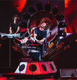 Dave Grohl se apresenta em "trono" desenvolvido para ele  Foto: @Foo Fighters   / Instagram/Reprodução