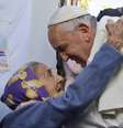 Papa Francisco abraça moradora do bairro de Bañado Norte, na periferia de Assunção  Foto: Gregorio Borgia / EFE