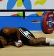 Competindo pela categoria masculina de 77kg, o atleta de Barbados, Brien Best, acabou se contundindo na sua primeira tentativa na prova ao levantar 115kg. O halterofilista foi atendido pelos médicos, tentou novamente, mas caiu mais uma vez e saiu amparado por sua equipe  Foto: Osmar Portilho / Terra