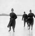 Policiais patinam sobre o Tâmisa no início do século passado  Foto: Telegraph / Reprodução