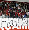 Torcida do Atlético-PR protesta no Beira-Rio por não ter conseguido mandar a primeira final na Arena da Baixada  Foto: Fernando Pilatos / Gazeta Press