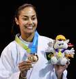 Mariana Silva exibe sua medalha de bronze   Foto: Eduardo Palácio / Terra