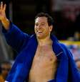 Tiago Camilo brilhou em Toronto e voltou a subir no lugar mais alto do pódio dos Jogos Pan-Americanos. Na final, o experiente judoca superou o cubano Asley Gonzalez e salvou a honra brasileira no terceiro dia de competições da modalidade. Foi o terceiro ouro pan-americano de Camilo  Foto: Eduardo Palacio / Terra