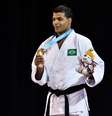 Luciano Corrêa exibe sua medalha de ouro  Foto: Eduardo Palácio / Terra